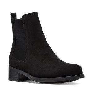 La Canadienne Chelsea style boots. Size 6